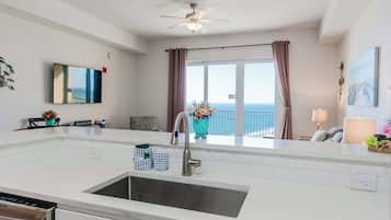 Condo, varias camas, balcón, vista al océano (Sandy Feet Retreat) | Cocina privada | Refrigerador, microondas, horno y parrilla de estufa
