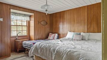 Cabin, Multiple Beds, Patio, Mountain View (Happy Bear Cabin) | 3 bedrooms, individually decorated, individually furnished, desk