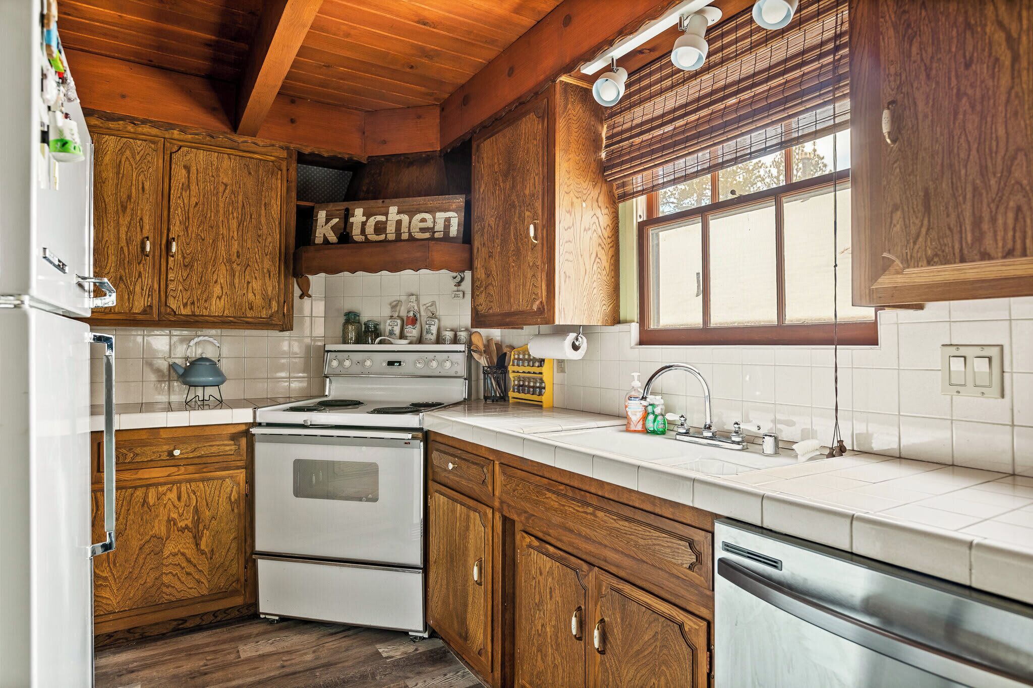 Cabin, Multiple Beds, Patio, Mountain View (Happy Bear Cabin) | Private kitchen | Fridge, microwave, oven, stovetop