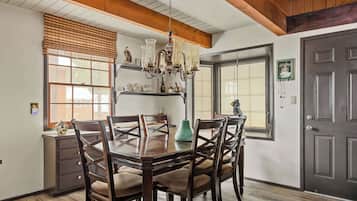 Cabin, Multiple Beds, Patio, Mountain View (Happy Bear Cabin) | Dining