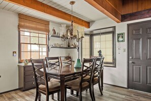 Cabin, Multiple Beds, Patio, Mountain View (Happy Bear Cabin) | Dining