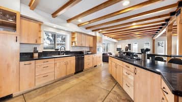 House, Multiple Beds, Kitchen | Private kitchen | Fridge, microwave, oven, stovetop