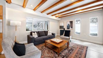 Casa, varias camas, cocina | Área de sala de estar | Televisión