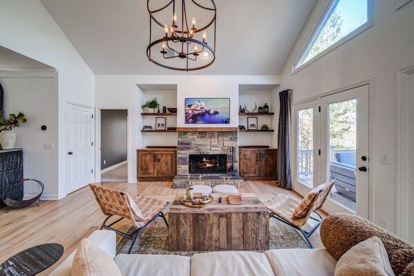 House, Multiple Beds, Patio, Mountain View (Summit Oaks Manor) | Living area | 42-inch flat-screen TV with digital channels, fireplace - Luxury Mountain Home in Big Canoe! Golf / Lake / EV / Game Room! (Jasper)