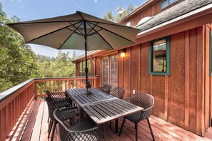 Outdoor dining - Happy Days Retreat With Private Pool! (Wishon)