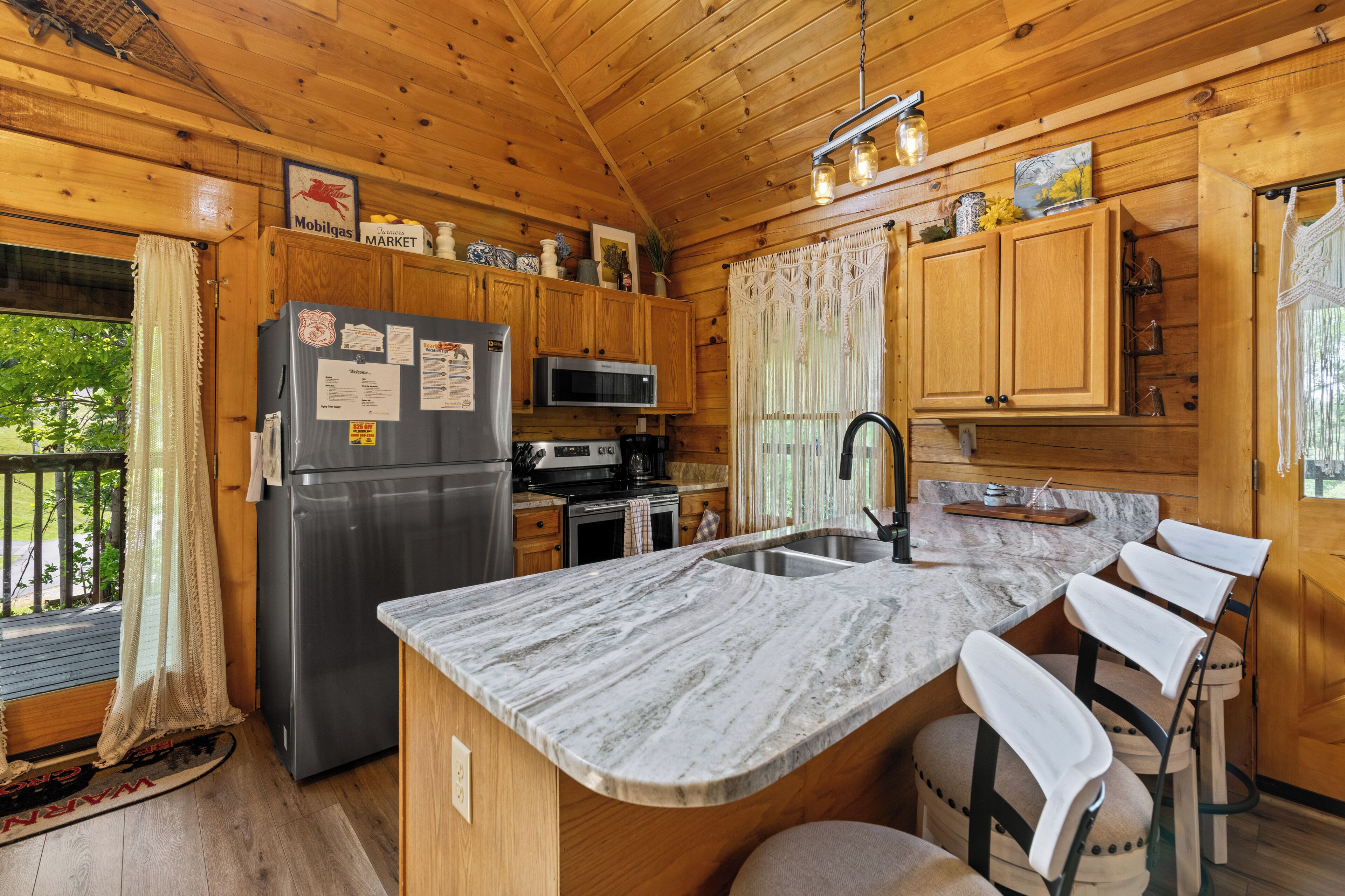 Kabin, Beberapa Tempat Tidur, hot tub (Little Lake Lookout) | Dapur pribadi | Lemari es, microwave, oven, dan kompor