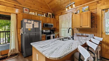 Kabin, Beberapa Tempat Tidur, hot tub (Little Lake Lookout) | Dapur pribadi | Lemari es, microwave, oven, dan kompor