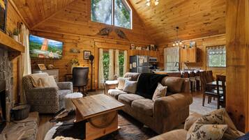Cabaña, varias camas, hidromasaje (Little Lake Lookout) | Área de sala de estar | Televisión de pantalla plana de 42 pulgadas con canales digitales