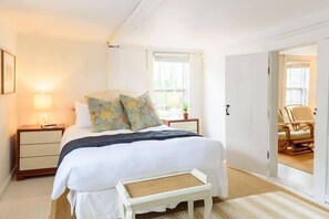 6 bedrooms, desk, iron/ironing board, travel crib