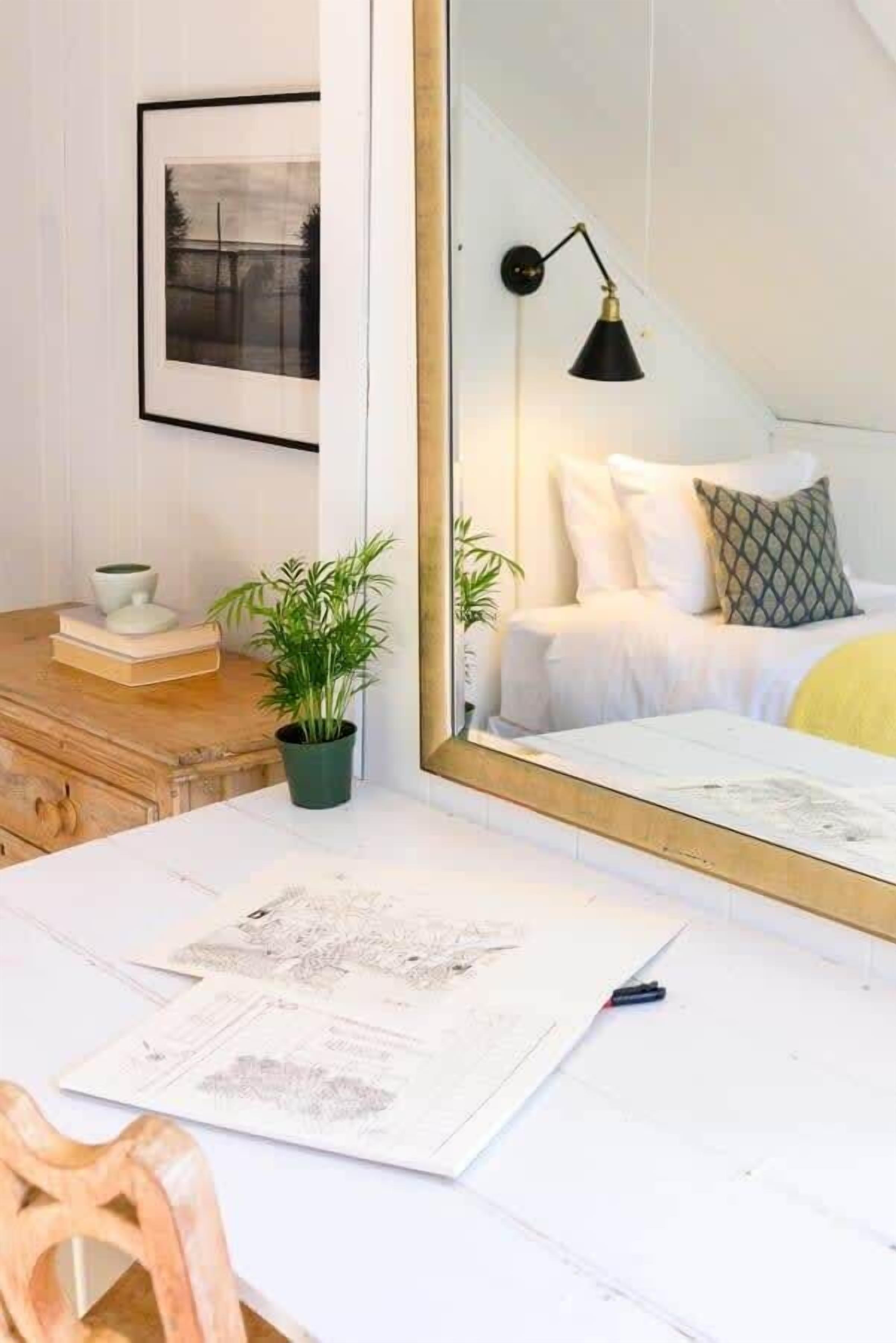 6 slaapkamers, een bureau, een strijkplank/strijkijzer, reisbedje