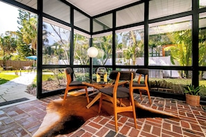 House, Multiple Beds, Fireplace, Garden View (Mid Century Modern Experience) | Dining