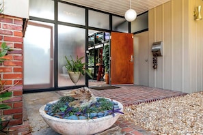 Interior - Mid Century Modern Weekly Winter Rates! (Tampa)