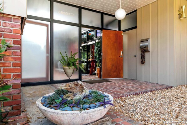 Interior - Mid Century Modern Weekly Winter Rates! (Tampa)