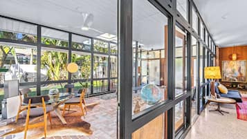 Ferienhaus, Mehrere Betten, Kamin, Gartenblick (Mid Century Modern Experience) | Innenbereich