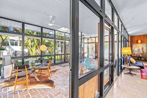 Ferienhaus, Mehrere Betten, Kamin, Gartenblick (Mid Century Modern Experience) | Innenbereich