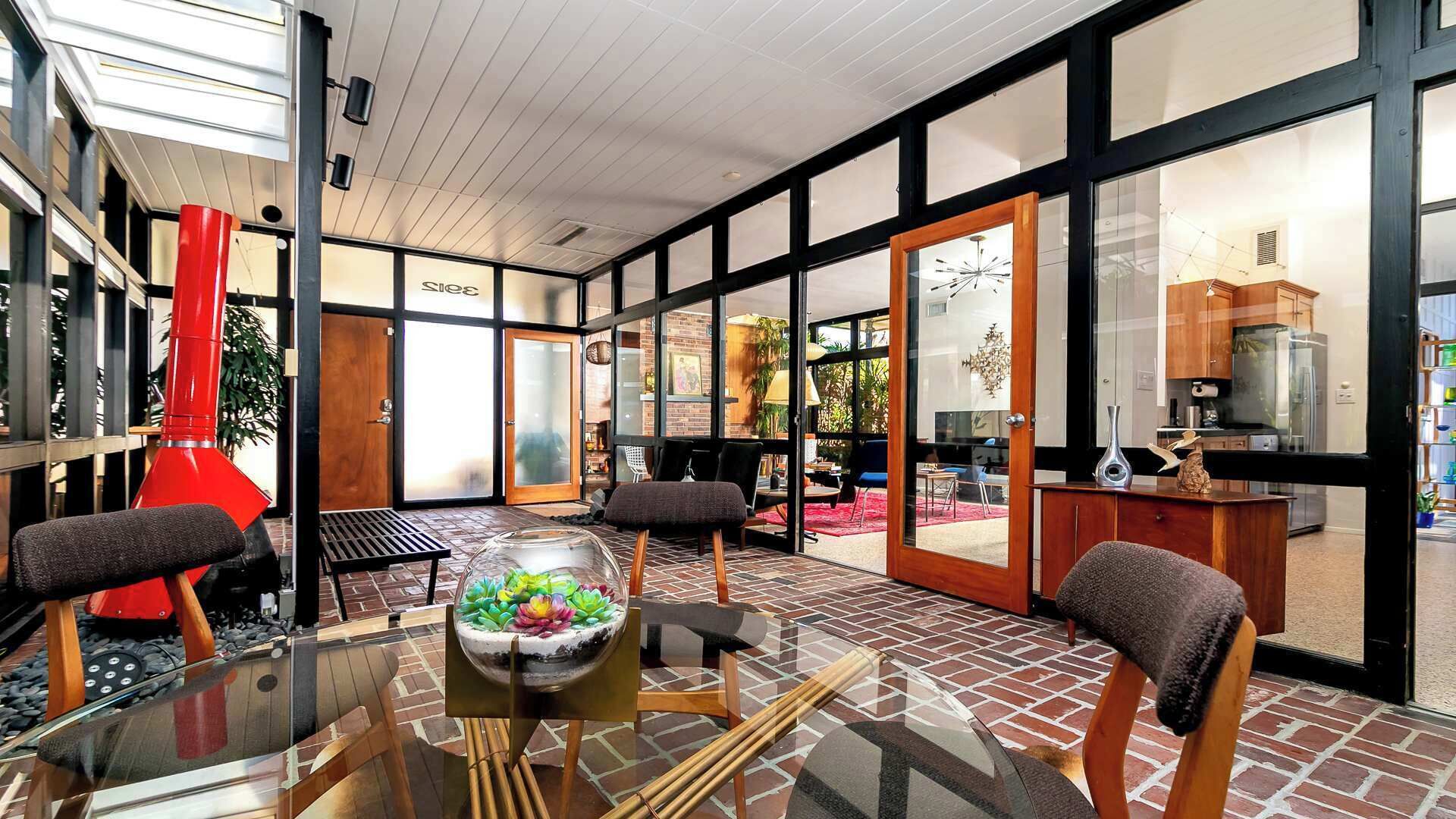 Casa, diversos llits, llar de foc, vistes al jardí (Mid Century Modern Experience) | Servei de restauració