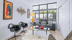 單棟房屋, 多張床, 壁爐, 花園景 (Mid Century Modern Experience) | 客廳 | 42 吋平面電視連數碼電視頻道