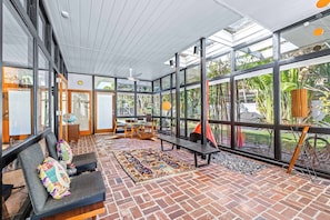 Nhà, nhiều giường, lò sưởi, quang cảnh vườn (Mid Century Modern Experience) | Nội thất