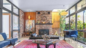 單棟房屋, 多張床, 壁爐, 花園景 (Mid Century Modern Experience) | 客廳 | 42 吋平面電視連數碼電視頻道