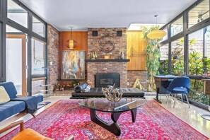 Ferienhaus, Mehrere Betten, Kamin, Gartenblick (Mid Century Modern Experience) | Wohnbereich