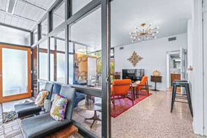 Nhà, nhiều giường, lò sưởi, quang cảnh vườn (Mid Century Modern Experience) | Nội thất