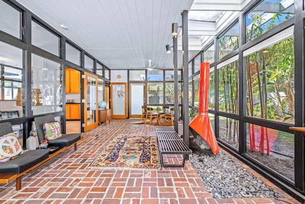 Ferienhaus, Mehrere Betten, Kamin, Gartenblick (Mid Century Modern Experience) | Innenbereich