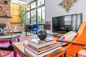 Nhà, nhiều giường, lò sưởi, quang cảnh vườn (Mid Century Modern Experience) | Nội thất