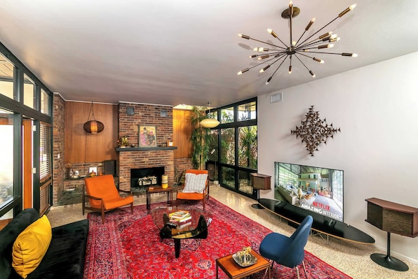 House, Multiple Beds, Fireplace, Garden View (Mid Century Modern Experience) | Living area