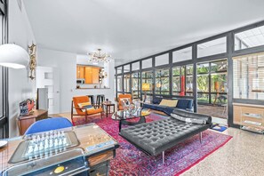 Ferienhaus, Mehrere Betten, Kamin, Gartenblick (Mid Century Modern Experience) | Wohnbereich