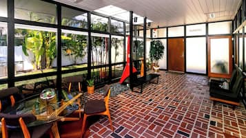 Hus - flere senge - pejs i værelset - udsigt til have (Mid Century Modern Experience) | Spiseområde