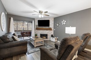 公寓客房, 多張床, 陽台 (Pemby's Place) | 起居區 | 42-吋平面電視、數位頻道、壁爐