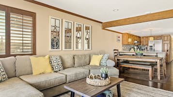 Condo, nhiều giường, ban công, quang cảnh núi (The Adler's Nest) | Khu phòng khách | TV màn hình phẳng 42-inch có truyền hình kỹ thuật số, TV, lò sưởi