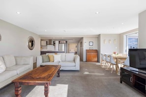 TV, books, offices - Sun filled & Spacious with Ocean Views & beach (Mount Maunganui)