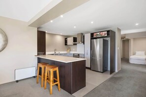 Fridge, microwave, oven, stovetop - Sun filled & Spacious with Ocean Views & beach (Mount Maunganui)