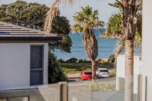 Property grounds - Sun filled & Spacious with Ocean Views & beach (Mount Maunganui)