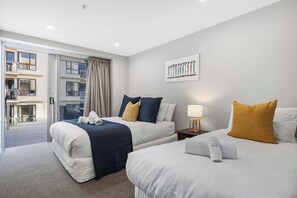 4 bedrooms, desk, iron/ironing board, WiFi - Sun filled & Spacious with Ocean Views & beach (Mount Maunganui)