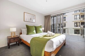 4 bedrooms, desk, iron/ironing board, WiFi - Sun filled & Spacious with Ocean Views & beach (Mount Maunganui)