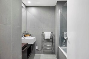 Bathtub, hair dryer, towels - Sun filled & Spacious with Ocean Views & beach (Mount Maunganui)