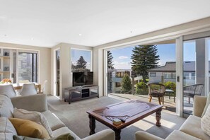 TV, books, offices - Sun filled & Spacious with Ocean Views & beach (Mount Maunganui)