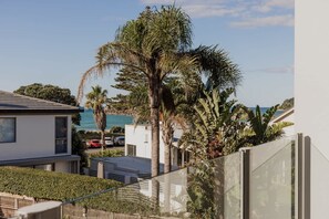Property grounds - Sun filled & Spacious with Ocean Views & beach (Mount Maunganui)
