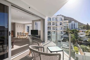 Outdoor dining - Sun filled & Spacious with Ocean Views & beach (Mount Maunganui)