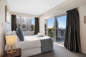 4 Schlafzimmer, Schreibtisch, Bügeleisen/Bügelbrett, WLAN