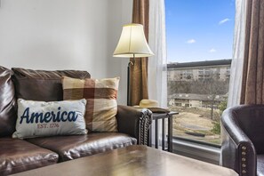 Condo, 1 très grand lit et 1 canapé-lit, balcon, vue sur le terrain de golf | Aire de séjour | Téléviseur, foyer