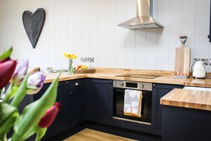 Chaise haute, batterie de cuisine, vaisselle et ustensiles