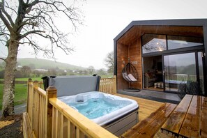 Terrace/patio - Buck Barn  -  a cabin that sleeps 6 guests  in 2 bedrooms (Nantmel)