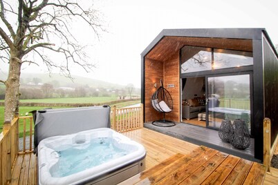 Buck Barn - a cabin that sleeps 6 guests in 2 bedrooms