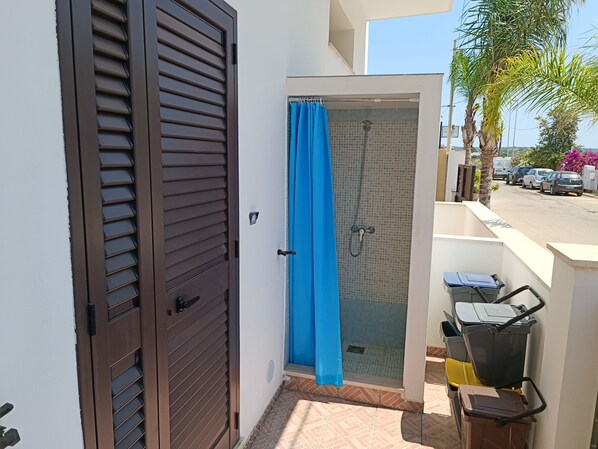 Property grounds - Vacation home 150 mt from the sandy beach (Torre San Giovanni)