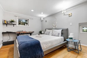 1 bedroom, desk, iron/ironing board, WiFi - Entire 1-BR Apt in NoMa / Eckington (Washington DC)