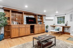 TV, offices - Entire 1-BR Apt in NoMa / Eckington (Washington DC)