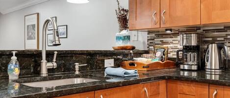 冷蔵庫、電子レンジ、オーブン、コンロ